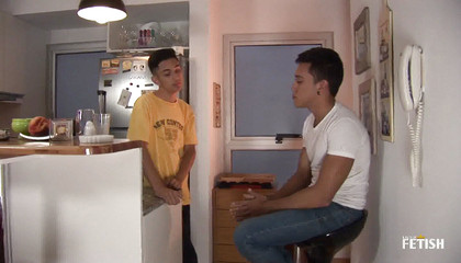 Gay Diaries: ゲイはジュースを飲んだ後、キッチンで友達のお尻をファックします