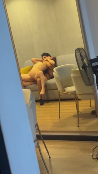 ฉันเชิญผู้ชายลับหลังผัวและโดนจับได้