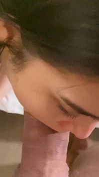 Puta asiática sumisa es follada por la gran polla de Leo Casanova en primer plano y recibe un enorme facial mientras está de rodillas!
