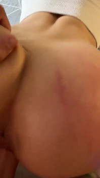 Diese schönheit liebt eine tiefe kehle und seinen riesigen schwanz in sich. POV, großer cumshot