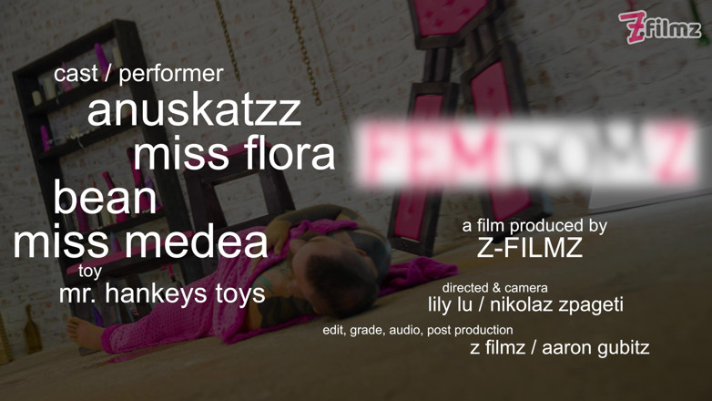 Miss Flora: ラテックス・フェムドムの尿と唾液の辱め、ミス・メデア、ミス・ヤズミン、アヌスカッツ - フェムドム・ピスパーティー