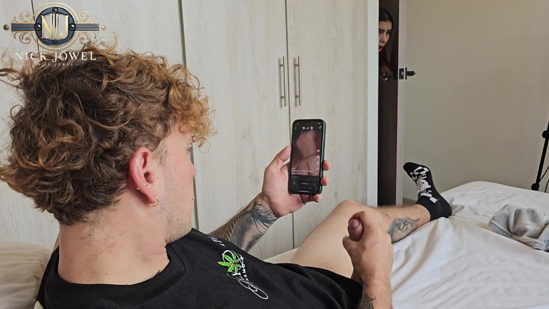 NickJowel: 친구 방에서 자위하는데, 결국 발기했어요!
