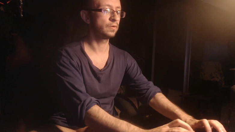 Alex Metallov: Chlap si hraje se svým ptákem během show na webové...