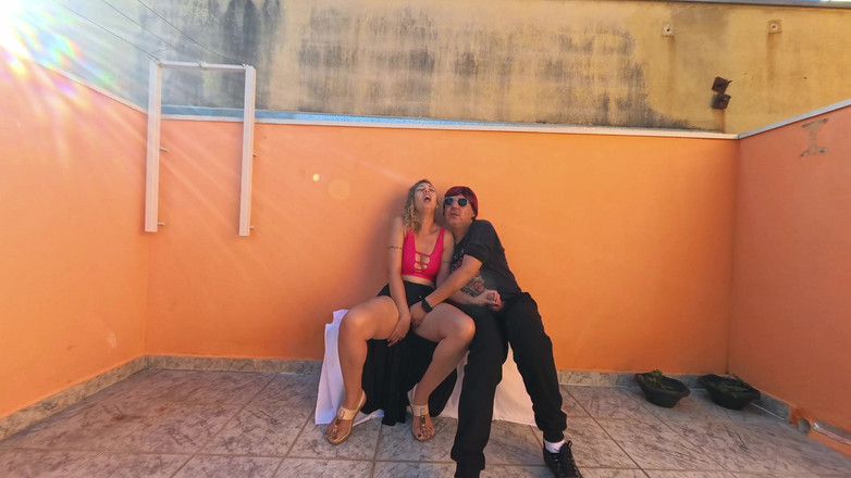 Gabi SweetCouplesStories: Blind Man ma szczęśliwy dzień siedząc w miejscu publicznym.