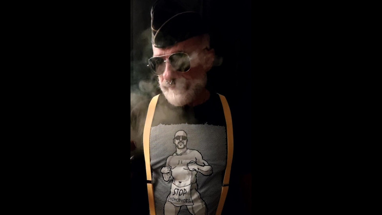 MusclesCigarsFFPig: Ayah Menyalakan Cerutnya Sambil Memakai Kemeja-T "Hentikan Homofobia"