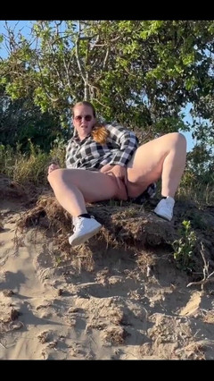 Naughty Mila: Je suis tellement excitée que j’ai eu besoin de jouer...