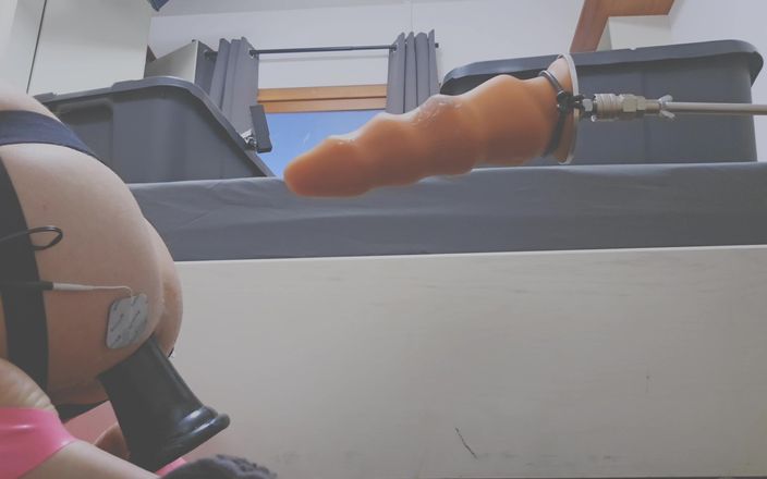 Chastitybeltboy: Man in kuisheid met roze latexkousen geniet van machine &amp; vuistneuken
