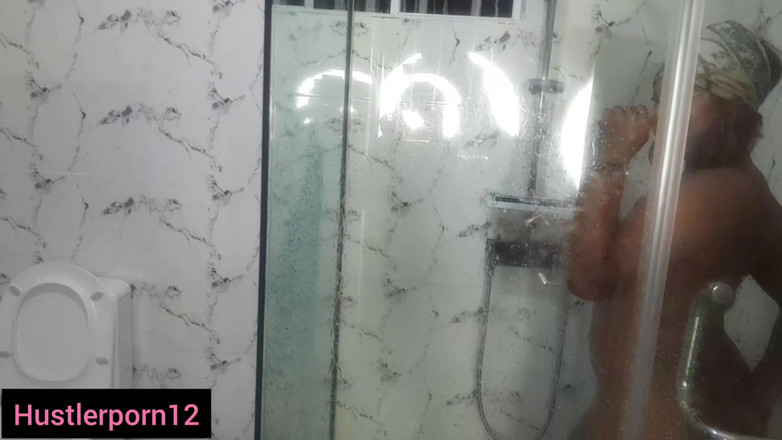 Hustler porn: 彼女は私がバスルームで自分で遊んでいるのを見て、手伝うことを承諾してくれました