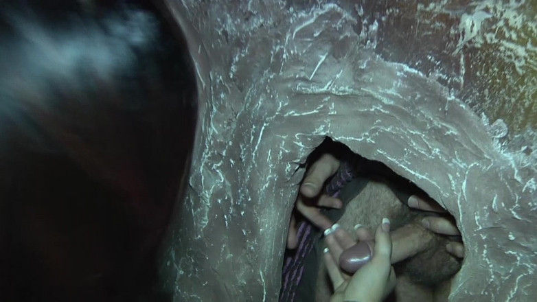 Lovekino: Lateks iç çamaşırlı iki ateşli kızla klasik grup seks