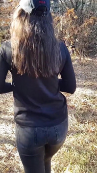 18letá brunetka kouří a polyká mrdku v parku