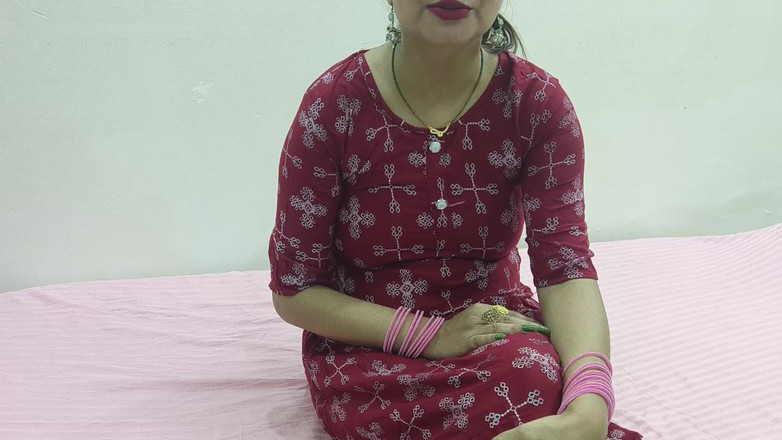Saarabhabhi6: 最可爱的青少年继妹第一次，大声呻吟和印地语说话