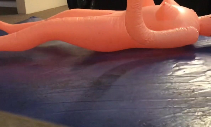 Aussie bi boy: Hämmernde billige weibliche aufblasbare puppe auf blauem wasserbett