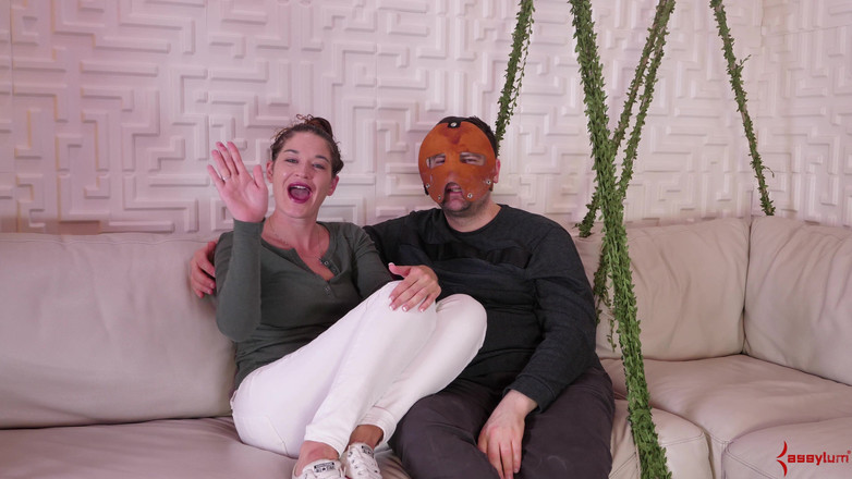 Assylum & Slavemouth: हॉट बबल-बट milf(चोदने लायक मम्मी) अपने मालिक के पैरों और गांड की पूजा करने के बाद जोरदार दर्द लेती है