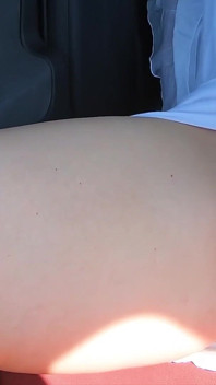Während ich auto fährt, reibe ich ihren unbedeckten kitzler und lasse sie mit einem intensiven lauten stöhnenden orgasmus kommen