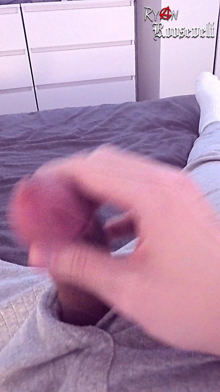 Ryan Roosevelt: Titta på porr leder till bullriga spermasprut efter snabb kåt...