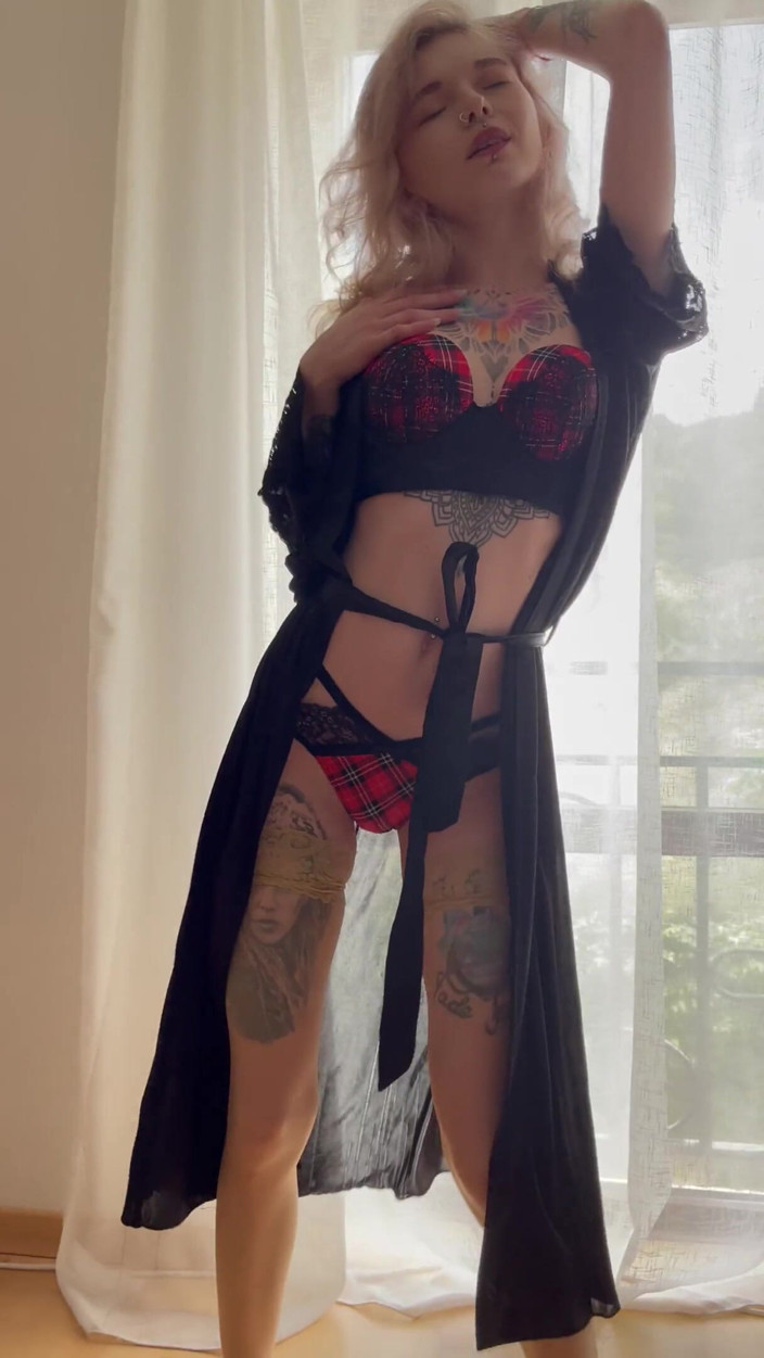 Karneli Bandi: Sexy striptease dance from hot beauty