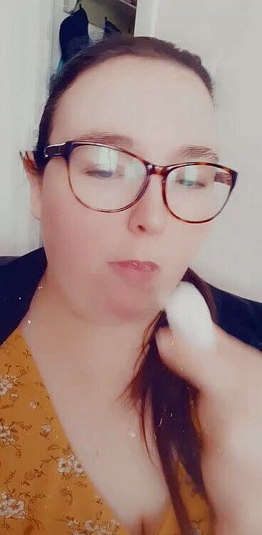 SSBBWLadyBrads: 我为你吃这个甜甜圈