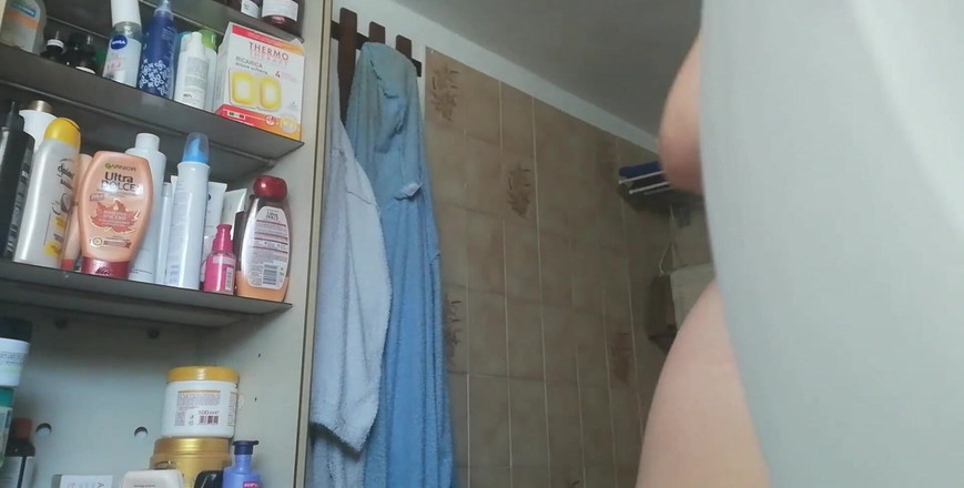 Nicoletta Embassi: Твоя м. имеет большую волосатую киску и не может дождаться, чтобы показать все это