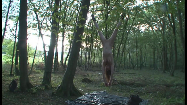 Absolute BDSM films - The original: Pene umiliante che succhia nella foresta