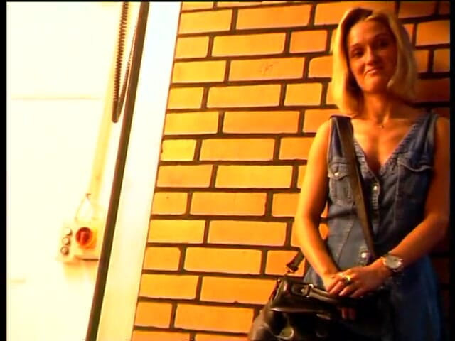 Lucky Cooch: Fată blondă superbă intervievată
