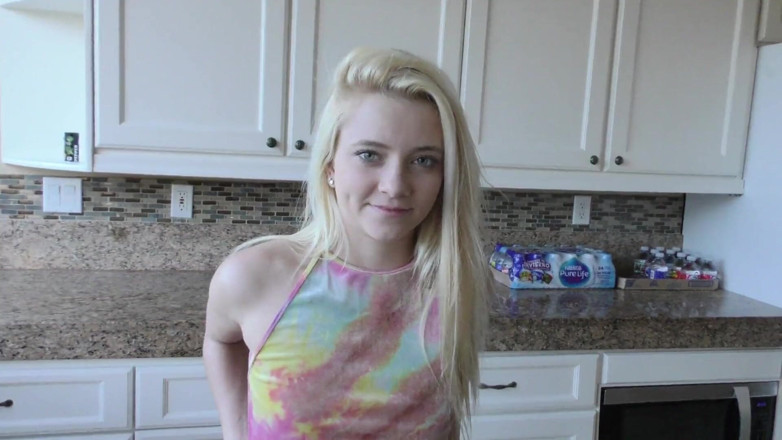Perv Milfs n Teens: Riley Star dostaje się na swojego przyrodniego tatusia penisa, aby...