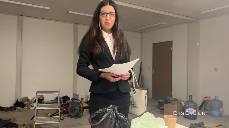 Dis Diger: 職場の上司の奥さんを尻で犯し、彼女の眼鏡に射精しました