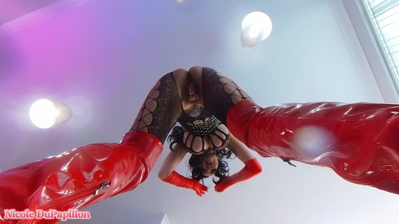 Nicole Dupapillon: Pov gợi cảm phun nước trong đôi ủng màu đỏ