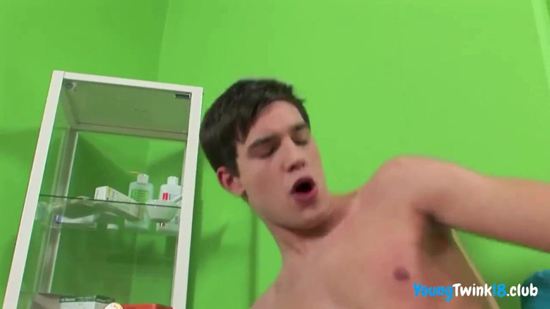 Sam Cox 18: hot tvink aur hot chudaee bina kandom ke.