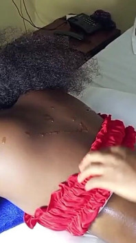Pequeña dama con culo y tetas reales viene a mí por propósitos románticos