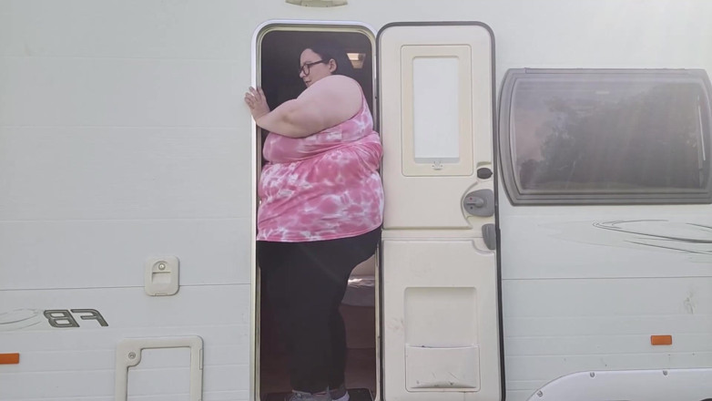 SSBBWLadyBrads: SSBBW Vs Tiny caravan door