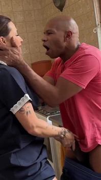 Sexo familiar - esposa atrapa marido follando a la criada en la cocina