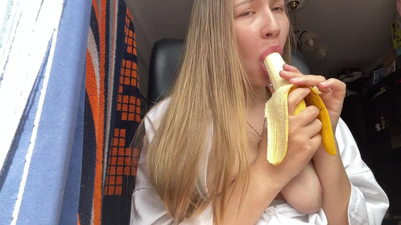 Stacy_via: 妻子决定挑逗她的情人，并用香蕉录制了一部视频