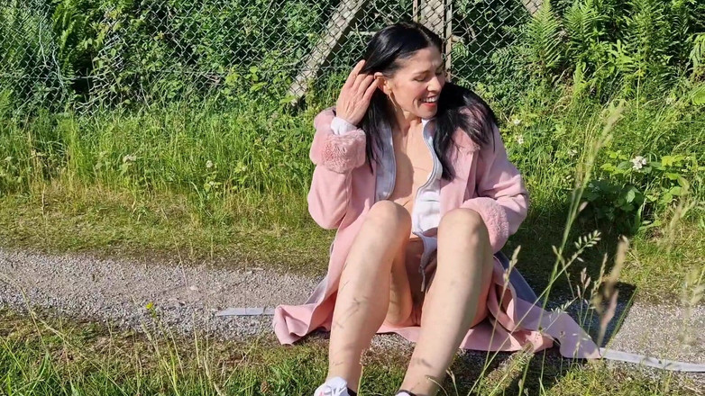 Nicky Brill: Naked Outdoors Spreading My Pussy and Pissing