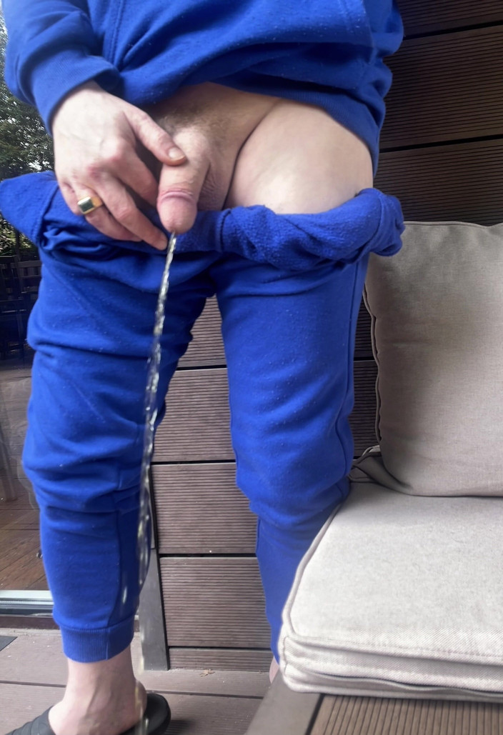 AmateurBoysPissing: Ragazzo amatoriale piscia in un bicchiere davanti alla sua coinquilina