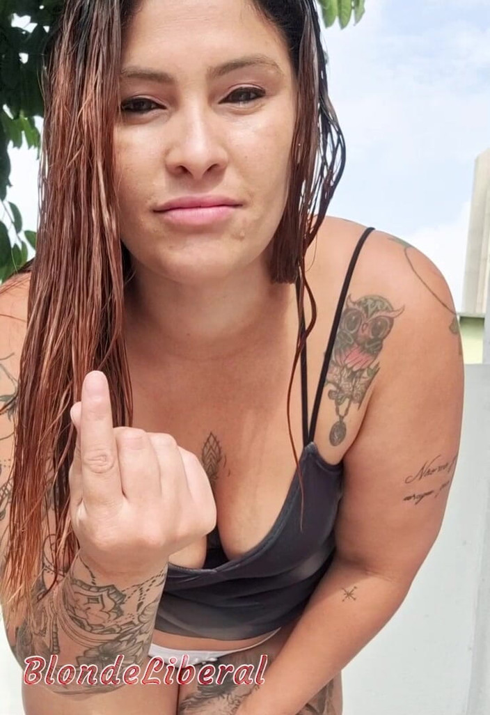 BlondeLiberal: Ben ve Dai Belan, neredeyse çıplak, dairenin balkonunu yıkıyorduk ve komşular...