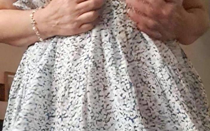 Mommy big hairy pussy: Showing Stepmom's Fat, Hairy Pussy Under Her Dress
