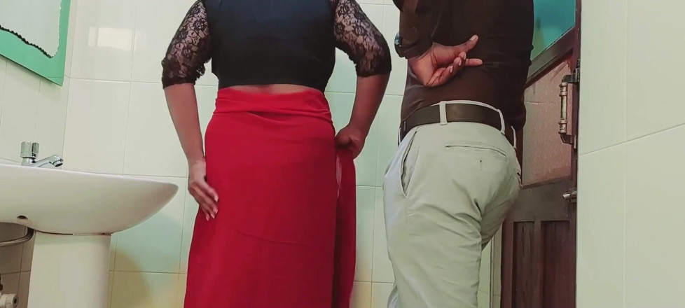 JANAKI: Patron ofis banyosunda ateşli orta yaşlı seksi kadınla seks yapıyor