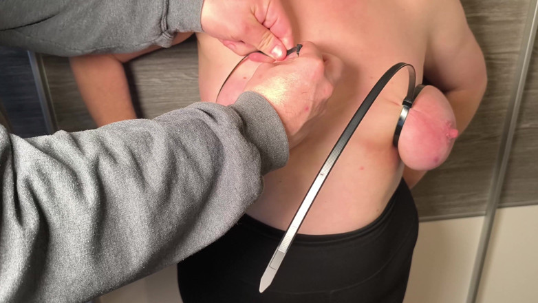 Bouncy Tits Action: Göğüslerini bağla ve bacaklarının arasına sert vur