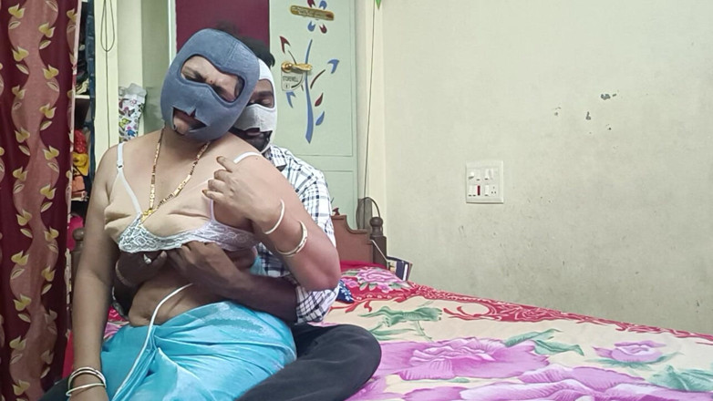 Decent couples: देसी सौतेली मम्मी अपने पैरों की मालिश करते हुए अपने सौतेले बेटे को बहकाती है