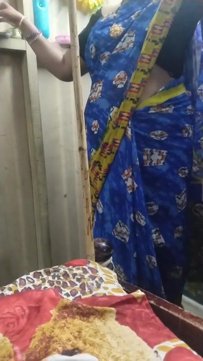 Divya X: Tante semok mengekspos kain spermanya
