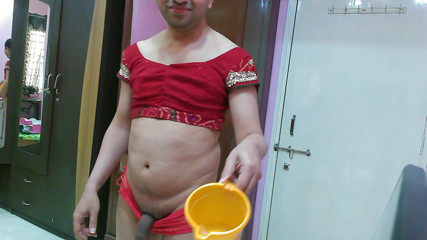 Cute & Nude Crossdresser: Сладкий сисси кроссдрессер фембой Sweet Lollipop в кроп-топе и в трусиках писает.