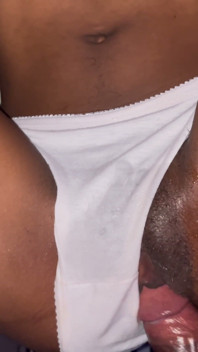 Ela me fez remover a camisinha e foder sua buceta suculenta até ter um orgasmo