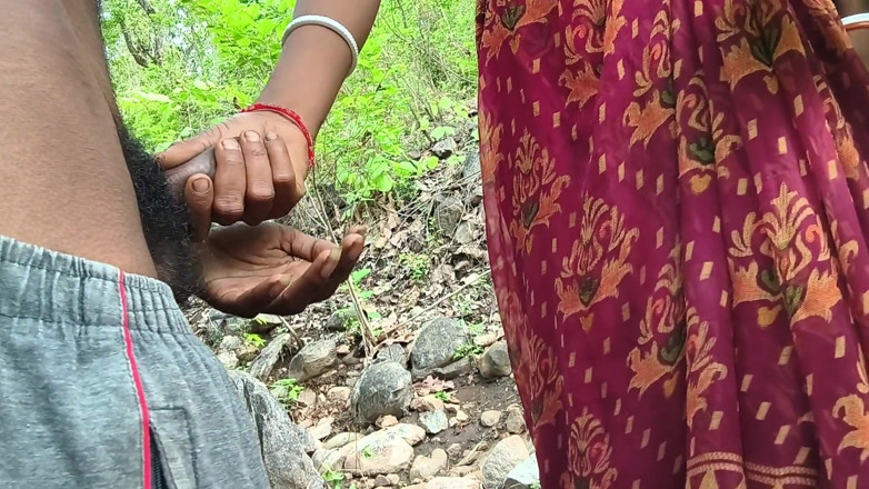 Poonambhabhi village: La calda Bibi Jangl si affaccia sul video.