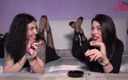 Best Nylon Feet Videos: Underbara Petra och DollyC har en pratstund och en cigarett...