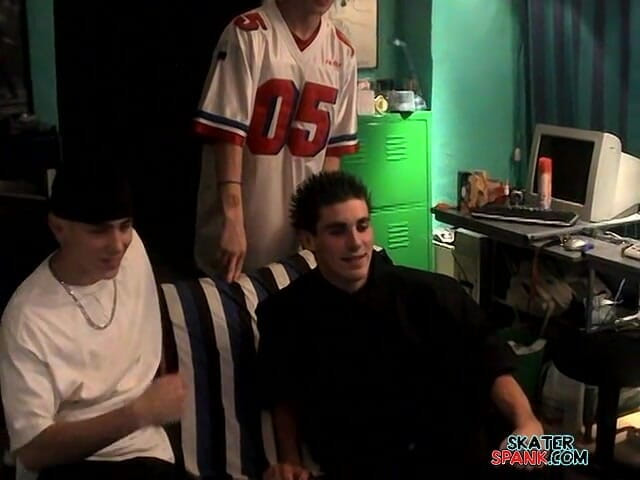 Skater Spank: Kelly đập mạnh xuống