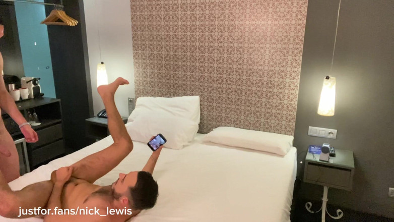 Nick Lewis: Des fesses sans gondon dans un hôtel gay à Barcelone