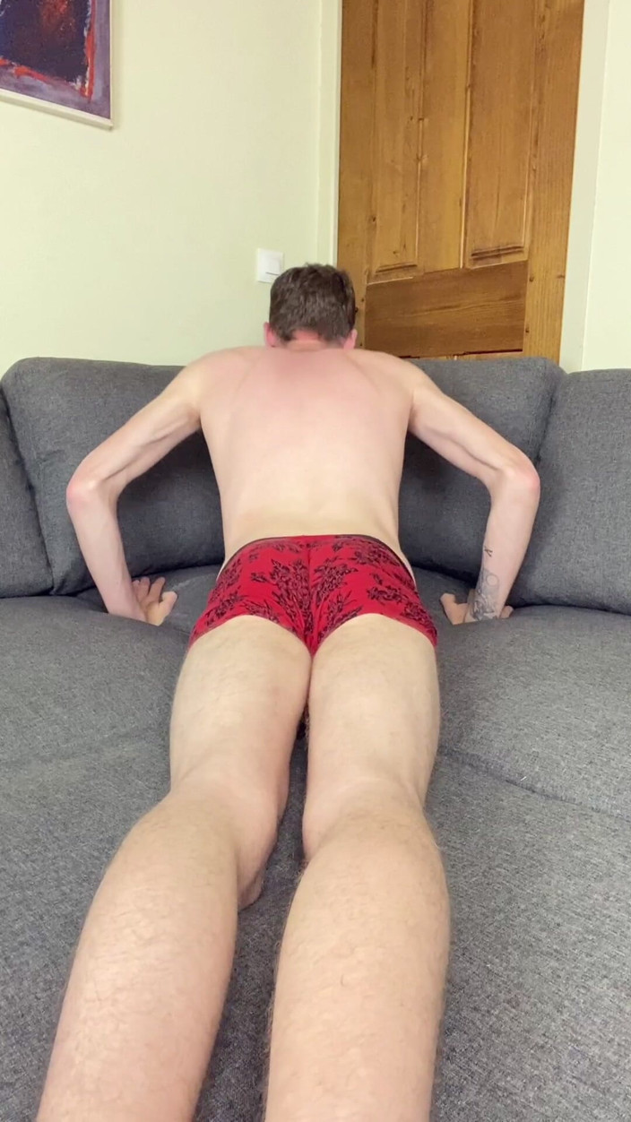 Craig Kennedy: Magere zwaargeschapen twink toont kont, speelt met gat en komt...