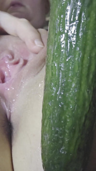 뻑가는 오이로 뻗은 섹시한 밀프의 후장