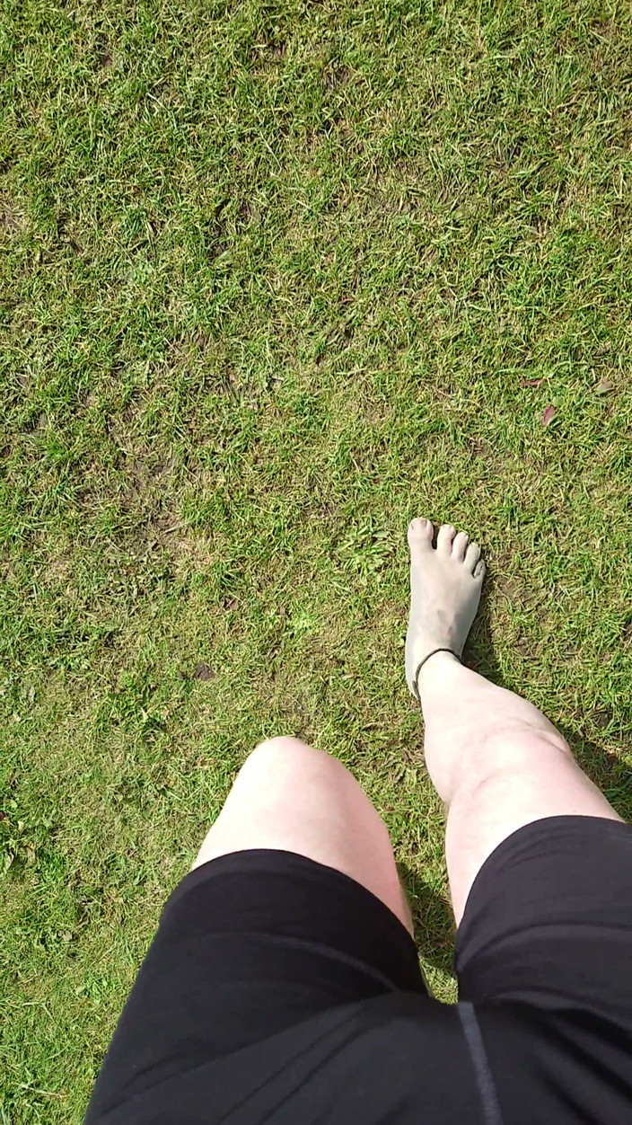 Footfetish: गंदे पैरों के साथ समुद्र तट पर चलना