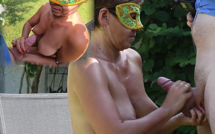 Les Gourmands: Desnuda milf al aire libre hace una deliciosa mamada y...